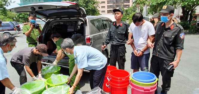 Cơ quan chức năng kiểm tra số tang vật. Ảnh Văn Minh