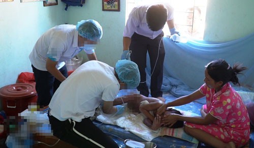 A Huyên được các bác sĩ từ TP HCM tới nhà thăm khám, chữa trị - Ảnh: Hoàng Thanh