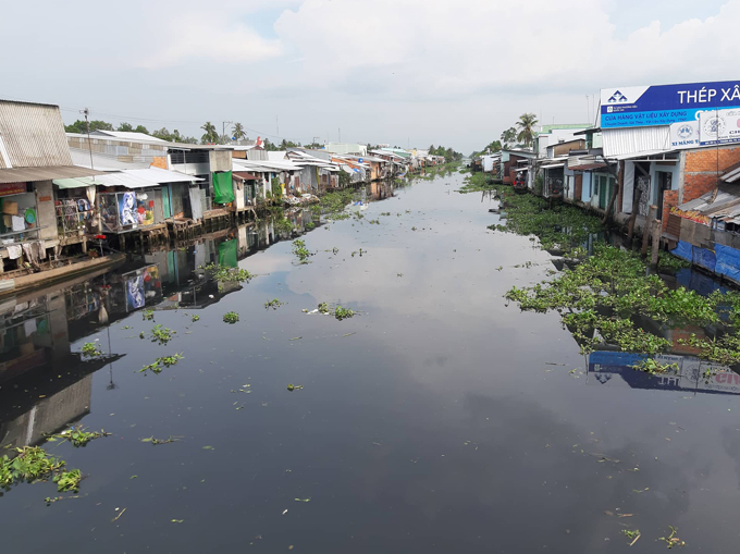 Nước sông chuyển sang màu màu đen và bốc mùi hôi thối nồng nặc.