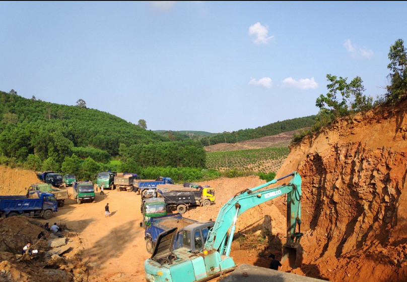 Hiện trường khai thác đất ào ạt tại trang trại của Cty Hưng Đức Vinh ở xã Tam Mỹ Đông (huyện Núi Thành, tỉnh Quảng Nam).