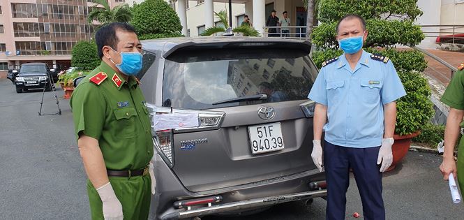 Thiếu tướng Phạm Văn Các, Cục trưởng Cục Cảnh sát điều tra tội phạm về ma túy – Bộ Công an và ông Đinh Ngọc Thắng, Cục trưởng Cục Hải quan TP.HCM chuẩn bị mở niêm phong xe tang vật. Ảnh Văn Minh