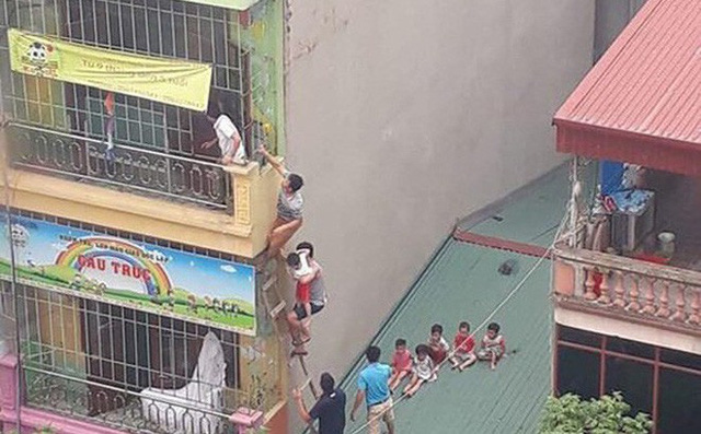 Hình ảnh một nhóm học sinh được giải cứu bằng đường mái nhà. Ảnh: TL