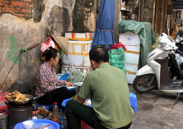 Nguy cơ ngộ độc thực phẩm từ thức ăn đường phố không bảo đảm vệ sinh là rất cao. Ảnh: Thu Trang
