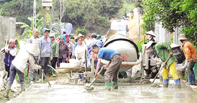 Người dân Mường Cơi chung sức làm đường giao thông.