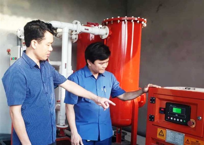 Mỗi ngày các trang trại ép được từ 1 - 2 tấn phân khô. Ảnh: TN.