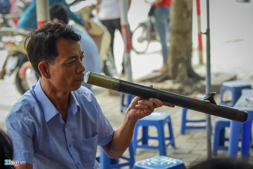 Sau hơn hai giờ làm bài thi Văn căng thẳng, ông Yên nghỉ ngơi, uống nước tại quán trà đá bên cạnh cổng trường. 