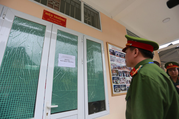 Lực lượng công an tham gia bảo vệ an ninh tại bên ngoài khu vực lưu giữ, bảo quản đề thi tại một điểm trường ở Hà Giang.