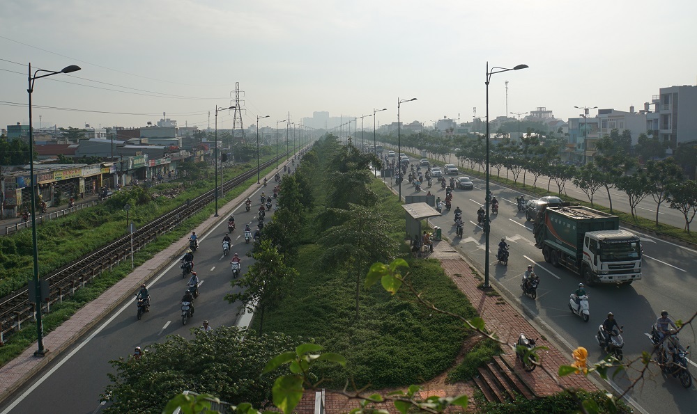 Đường Kha Vạn Cân (bên trái, song song với đường Phạm Văn Đồng) được ‘định khung’ cho xe máy lưu thông xảy ra cảnh thưa thớt phương tiện khi quy định xe máy được phép chạy vào làn ô tô trên đường Phạm Văn Đồng.