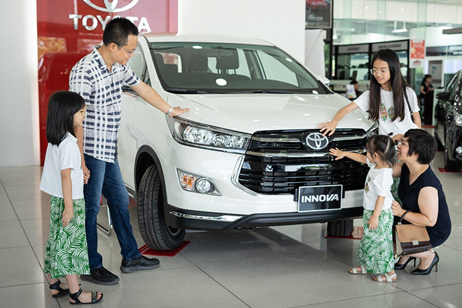 Các gia đình đông người luôn bị “hút” vào thương hiệu Innova khi đến showroom chọn xe mới.