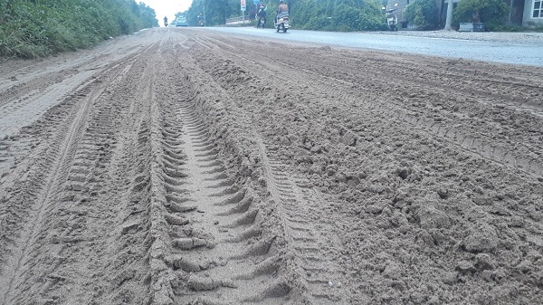 Hàng khối bùn đất rơi vãi tại khu vực km 11 + 680 hướng từ Hòa Lạc về trung tâm thành phố Hà Nội, thuộc địa bàn quản lý của xã Song Phương, huyện Hoài Đức.