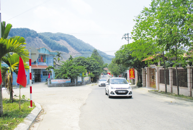 Nhiều công trình, tuyến đường giao thông đã được đầu tư, nâng cấp, tạo nên diện mạo quê hương ngày càng khởi sắc.