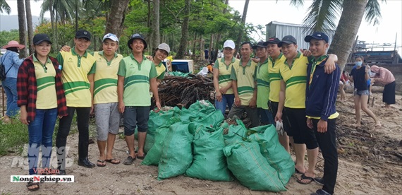 Các tình nguyện viên thu gom thác thải trên bãi biển ở Phú Quốc nhân Ngày Môi trường Thế giới 2019.