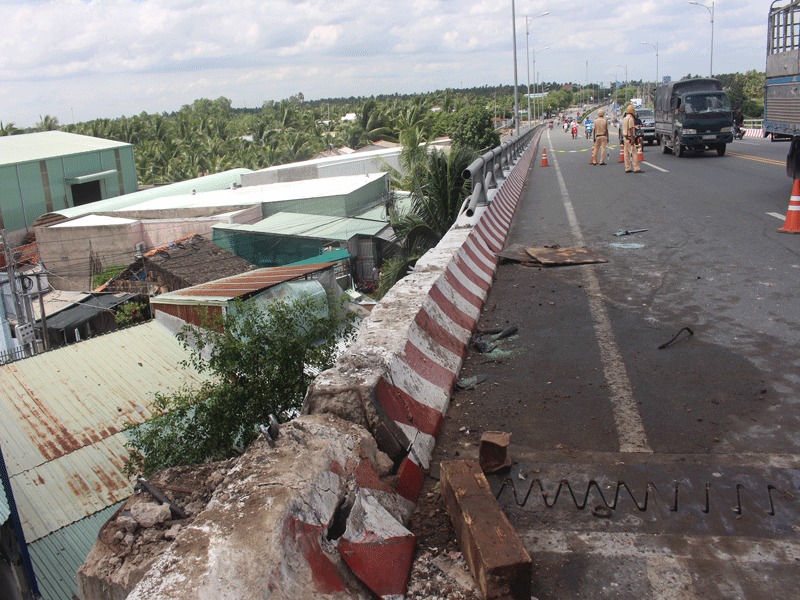 Thành cầu Hàm Luông đã bị tông sập hoàn toàn sau vụ tai nạn.