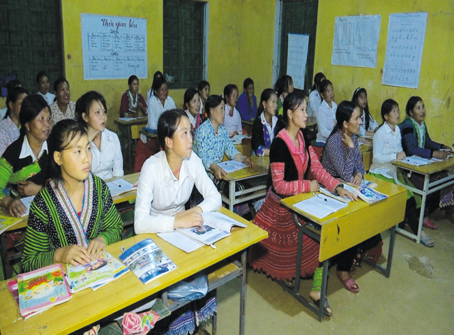 Thông qua những lớp học như này, nhiều phụ nữ vùng cao đã biết đọc, biết viết.