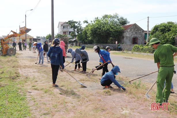 Lực lượng công an cùng đoàn viên cơ sở tham gia chỉnh trang, dọn vệ sinh trên các tuyến đường ở Thạch Đồng.