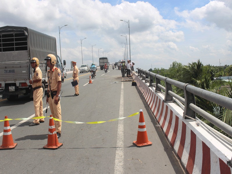 CSGT điều tiết giao thông trên cầu sau vụ tai nạn.