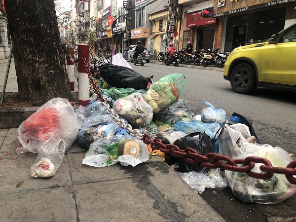 Nhiều tuyến phố trên địa bàn Thủ đô vẫn còn tình trạng xả rác bừa bãi.