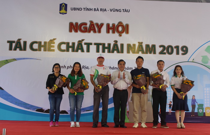 Ông Lê Tuấn Quốc, Phó Chủ tịch UBND tỉnh Bà Rịa - Vũng Tàu trao tặng hoa cho các doanh nghiệp đã có những đóng quan trọng trong công tác bảo vệ môi trường.