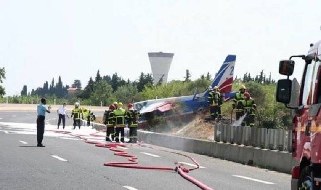 Máy bay trình diễn của Không quân Pháp rơi xuống đường cao tốc (Ảnh: RT)