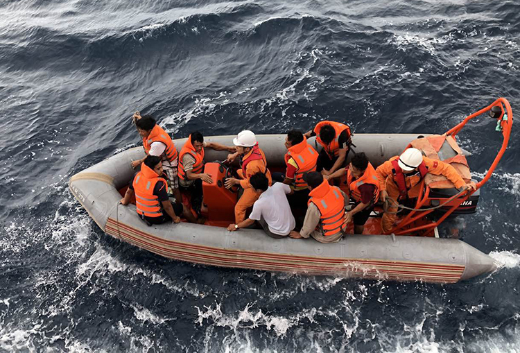 Các thuyền viên được chuyển từ tàu cá sang tàu SAR 411 trưa ngày 2/7. Ảnh: Trung tâm phối hợp tìm kiếm cứu nạn