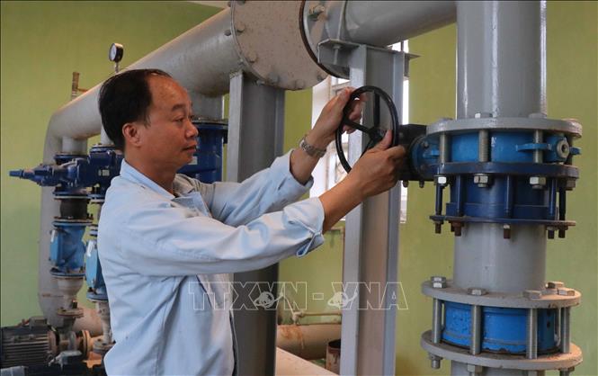 Nhân viên điều chỉnh, kiểm tra hệ thống máy móc tại Trạm cấp nước sạch Phú Hòa, huyện Lương Tài, tỉnh Bắc Ninh.