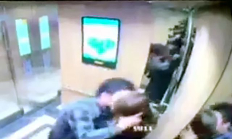Hình ảnh người đàn ông cưỡng hôn cô gái trong thang máy bị camera ghi lại. Ảnh: Cắt từ video