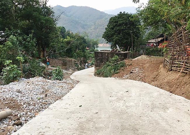 Đường giao thông nông thôn trên địa bàn xã Chiềng Hắc được chú trọng đầu tư xây dựng, tạo điều kiện cho người dân đi lại thuận tiện.