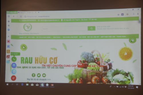 Người dân có thể tham khảo và mua hàng trực tuyến thông qua trang web www.nongsantinviet.vn. Ảnh: NM.