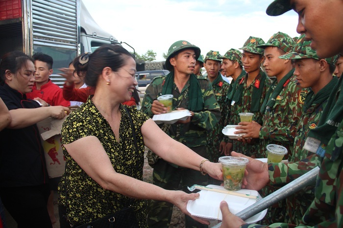 Phần cơm ấm lòng các lực lượng tham gia chữa cháy.