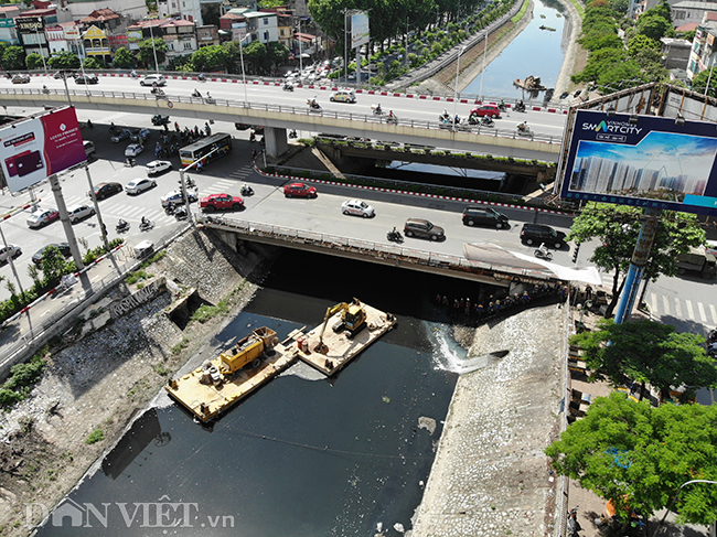 Việc làm này đã được tiến hành từ chiều trước đó. Các công nhân đã dùng máy cẩu và các dụng cụ hỗ trợ để tiến hành vớt bùn trên đoạn sông Tô Lịch này.