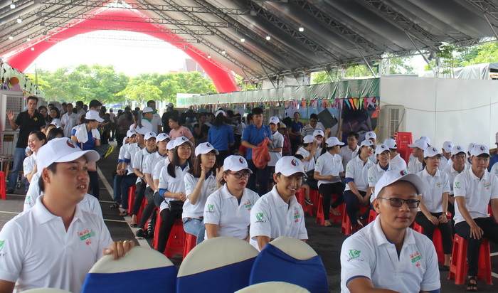 Đoàn viên thanh niên tích cực tham gia các hoạt động tại Ngày Hội tái chế chất thải năm 2019.