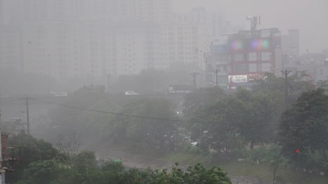 Do ảnh hưởng của bão số 2, Hà Nội đã có mưa to. (Ảnh: Nguyễn Dương).
