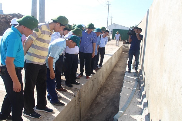 Đoàn công tác Bộ NNPTNN cùng lãnh đạo tỉnh Hà Tĩnh kiểm tra nguồn nước tại dự án thủy lợi Ngàn Trươi.