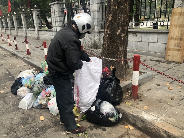 Tại nhiều nơi trong thành phố người dân vẫn vô tư xả rác bừa bãi.