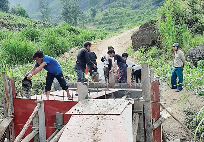 Người dân thôn Ma Lé hiến đất và đóng góp ngày công làm cống qua suối.