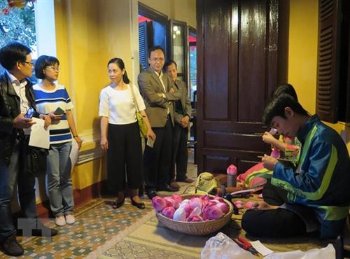 Xã Phú Mậu, huyện Phú Vang (Huế) thu hút khách tham quan nghề làm hoa sen giấy Thanh Tiên. Ảnh: Quốc Việt - TTXVN