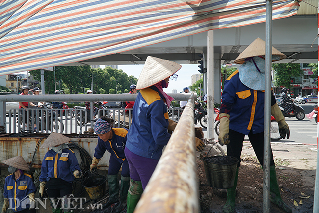 Theo các công nhân tại đây, công việc nạo vét bùn tại sông Tô Lịch sẽ được triển khai liên tục trong 1 tháng liên tiếp để cải thiện chất lượng cho đoạn sông này.