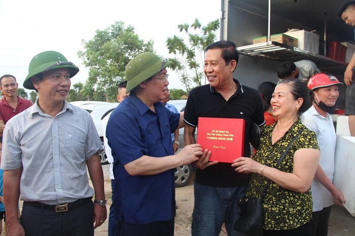 Phó Thủ tướng Vương Đình Huệ khen ngợi và tặng quà động viên vợ chồng ông Hồng.