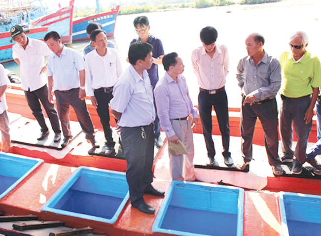 Đại biểu tham quan mô hình tàu đánh bắt xa bờ tại Cảng cá Tịnh Kỳ, Quảng Ngãi. Lệ Quyên