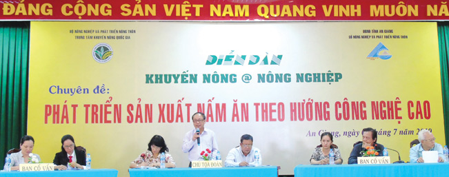 Ông Trần Văn Khởi, Quyền Giám đốc Trung tâm Khuyến nông Quốc gia chủ trì diễn đàn.