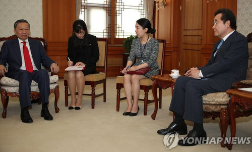 Bộ trưởng Tô Lâm (trái) trong cuộc gặp Thủ tướng Lee Nak-yon hôm 8/7. Ảnh: Yonhap.