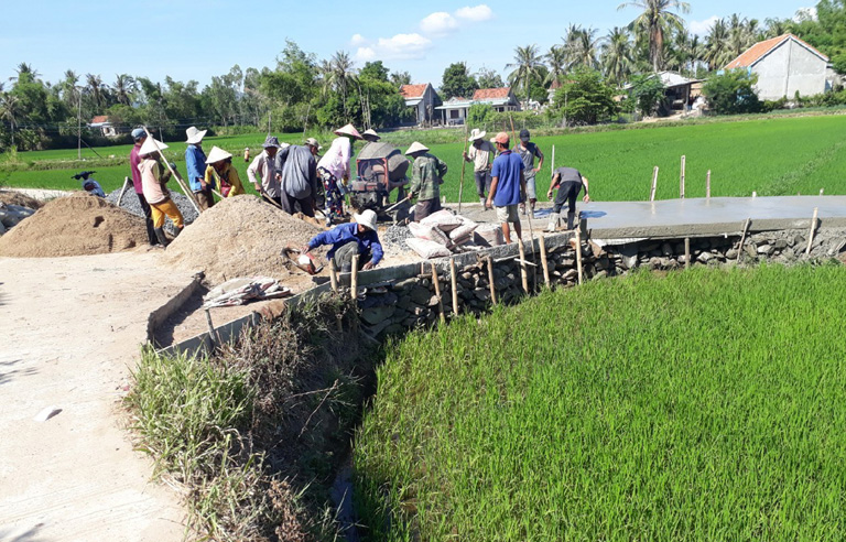 Người dân góp tiền, góp công cùng sự hỗ trợ của các mạnh thường quân tự thi công đường vào xóm. Ảnh: Thùy Thảo