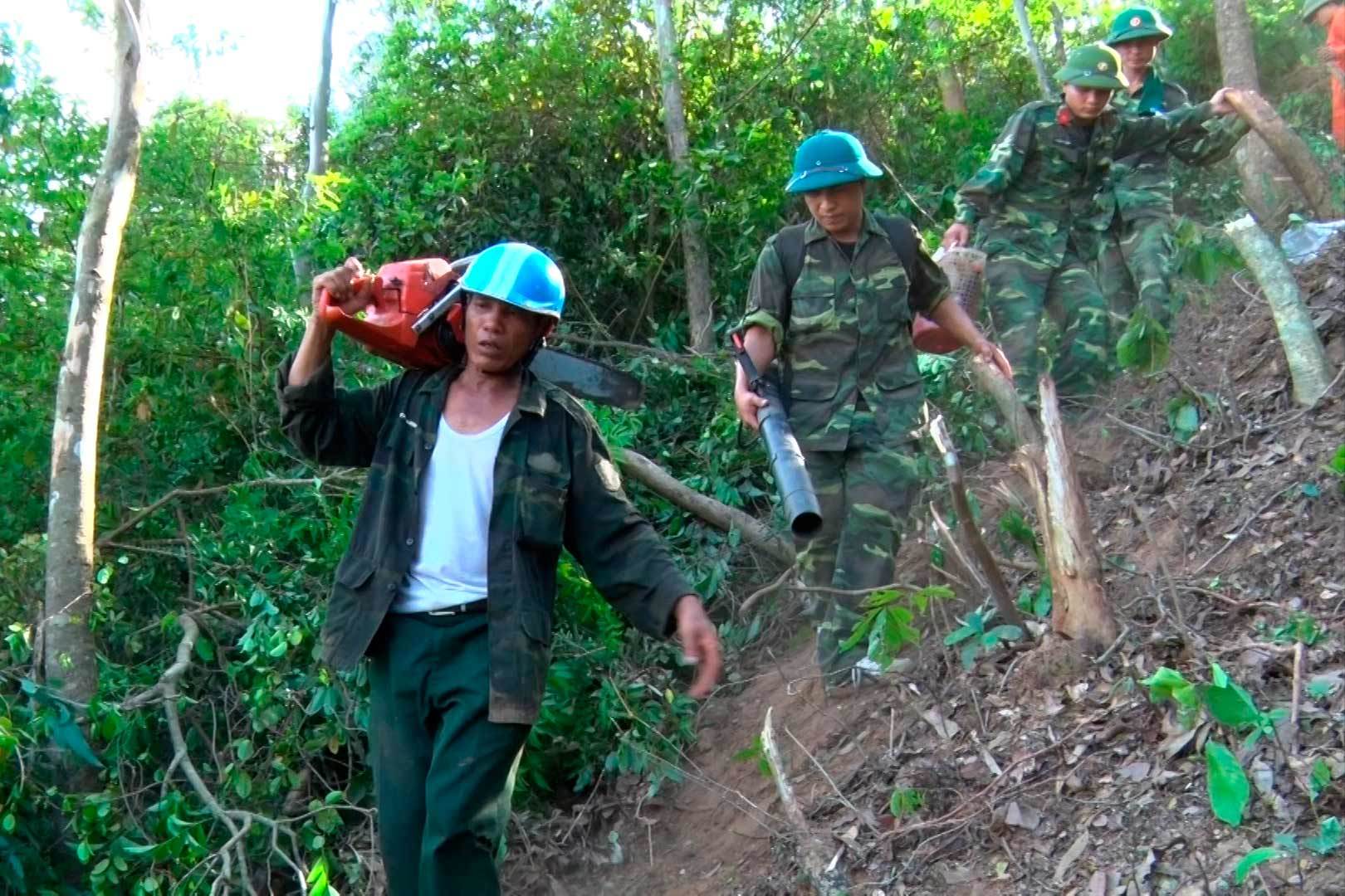 Anh Tiến mang cưa xăng từ nhà lao vào các điểm cháy để dập lửa.