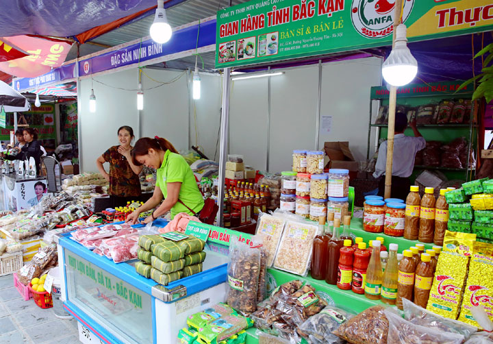 Mặt hàng nông sản của các tỉnh, thành phố được tiêu thụ tại Hà Nội. Ảnh: Mạnh Hà