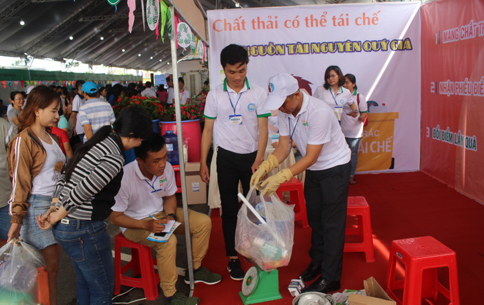 Người dân mang chất thải đến đổi lấy quà tặng tại Ngày Hội tái chế chất thải năm 2019.