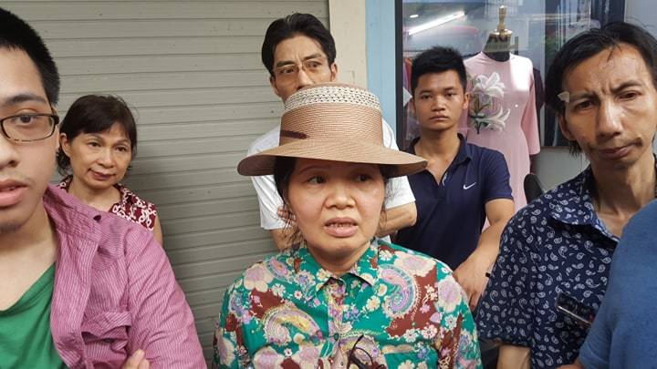 Bà Nguyễn Phương Lan, chủ nhà số 54, sát nhà bị sập cho biết: Hơn 1 tháng nay, nhà số 56 được cải tạo, sửa chữa cả ngày lẫn đêm, bên trong không có người ở và chỉ có 1 bảo vệ trông coi.