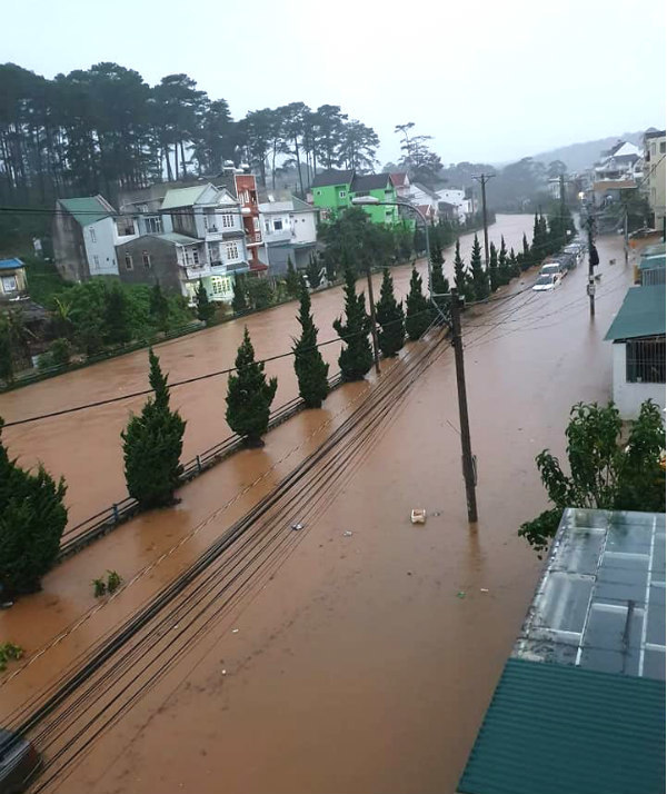Nước suối Cam Ly dâng cao khiến nhiều tuyến đường qua phường 5 ngập sâu.