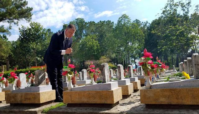 Lần đầu tiên Đại sứ Mỹ thắp hương tại nghĩa trang liệt sĩ Trường Sơn.