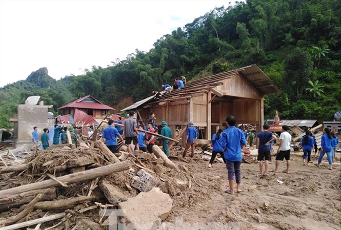 Đoàn viên thanh niên hỗ trợ người dân Sa Ná xây dựng lại nhà sau lũ (Ảnh: Hoàng Lam)