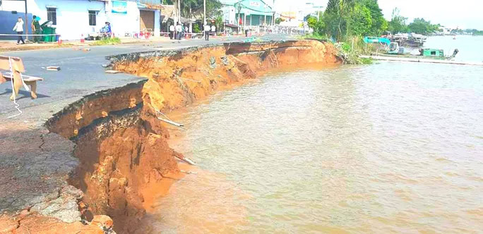 Sạt lở đã ăn sâu khoảng 1/2 mặt lộ nhưng không gây thiệt hại về người và tài sản nhờ ứng phó kịp thời.